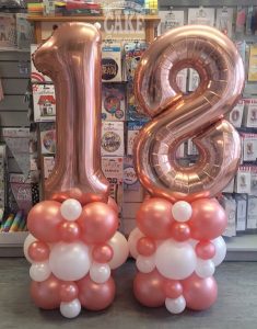 Rose gold Orbs & Black 🎈  18th birthday party, Rose gold party, Birthday  decorations