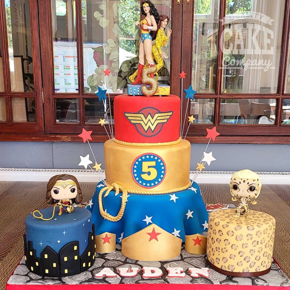 Wonderful Supergirl and Batman Cake - Between The Pages Blog